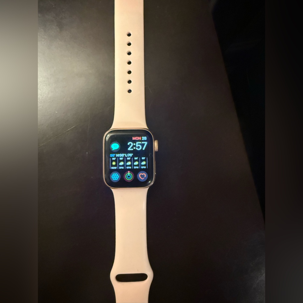 Rose Gold Apple Watch SE - Picture 3 of 6